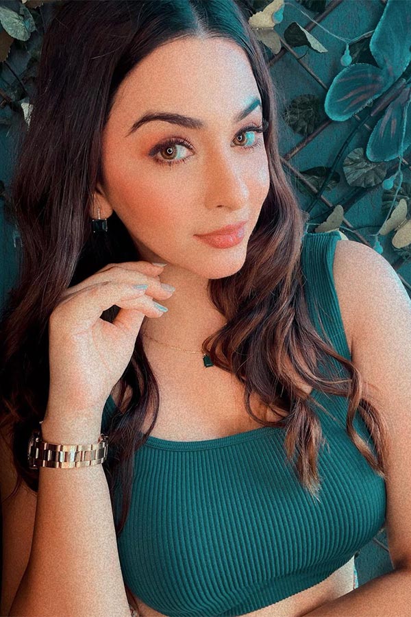 Esshanya Maheshwari curvy body skirt top Esshanya Maheshwari curvy body skirt top