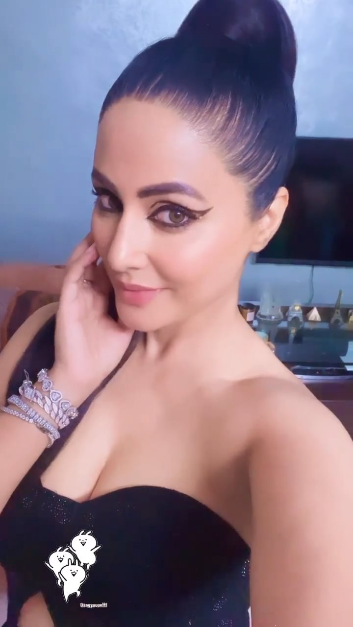 Hina Khan cleavage black dress ita awards Hina Khan cleavage black dress ita awards