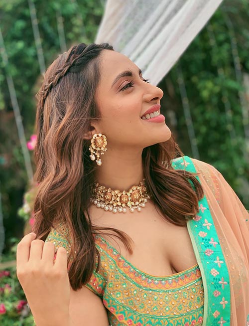 Akansha Ranjan Kapoor cleavage hot curvy guilty spotlight actress