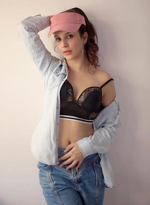 Kaashish Vohra hot photos