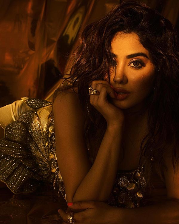 Janhvi Kapoor short dress curvy body sexy legs Janhvi Kapoor short dress curvy body sexy legs