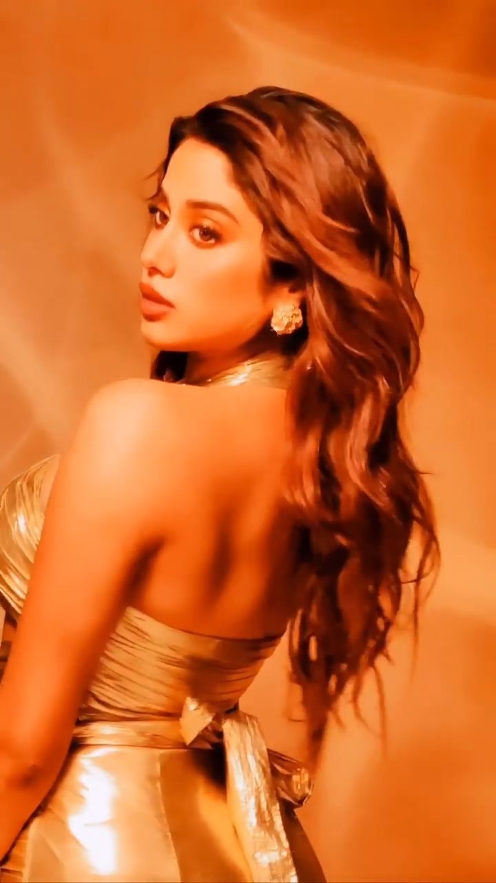 Janhvi Kapoor curvy sexy body hot photoshoot