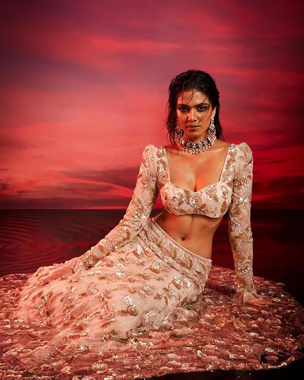 Malavika Mohanan cleavage navel photoshoot Malavika Mohanan cleavage navel photoshoot