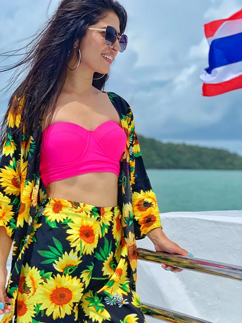 Charlie Chauhan hot photos