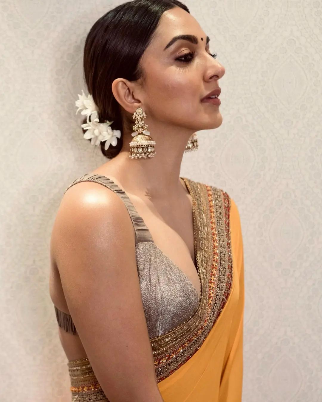 Kiara Advani saree cleavage hot actress