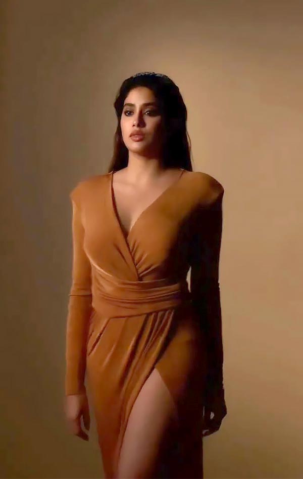 Janhvi Kapoor curvy sexy body hot photoshoot