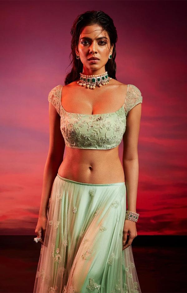 Malavika Mohanan cleavage navel photoshoot Malavika Mohanan cleavage navel photoshoot