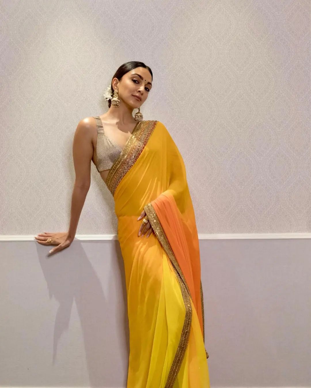 Kiara Advani saree cleavage hot actress