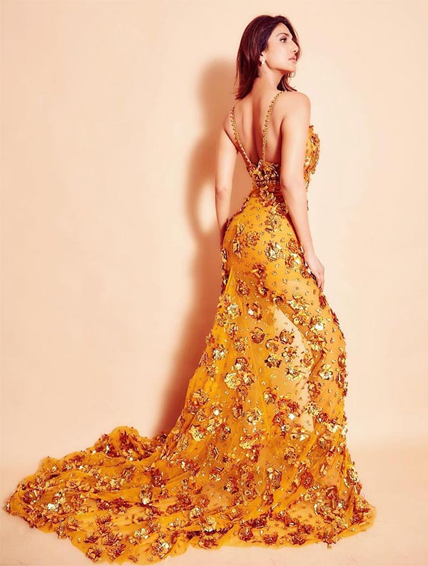 Vaani Kapoor backless sexy dress Vaani Kapoor backless sexy dress