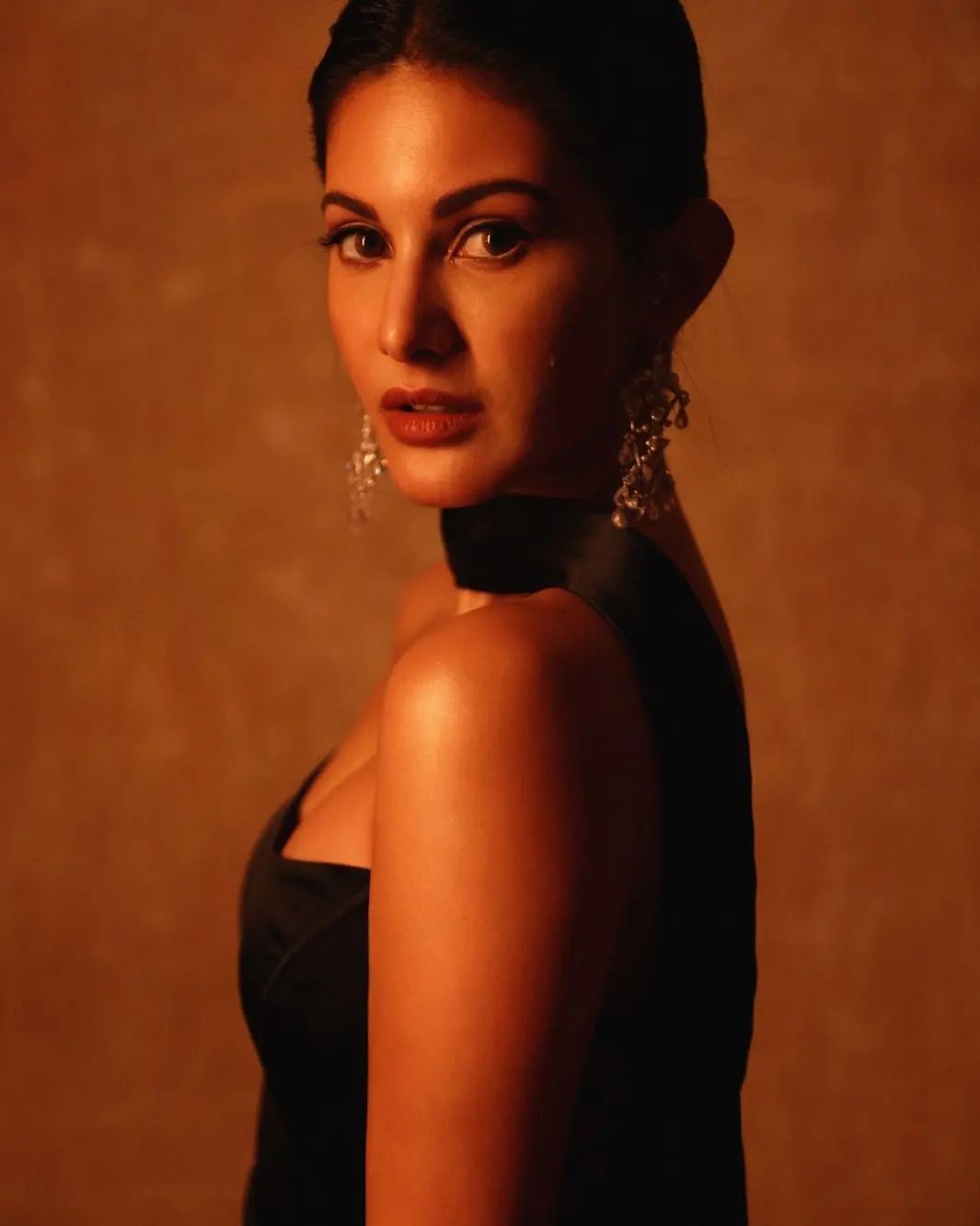 Amyra Dastur black dress hello awards