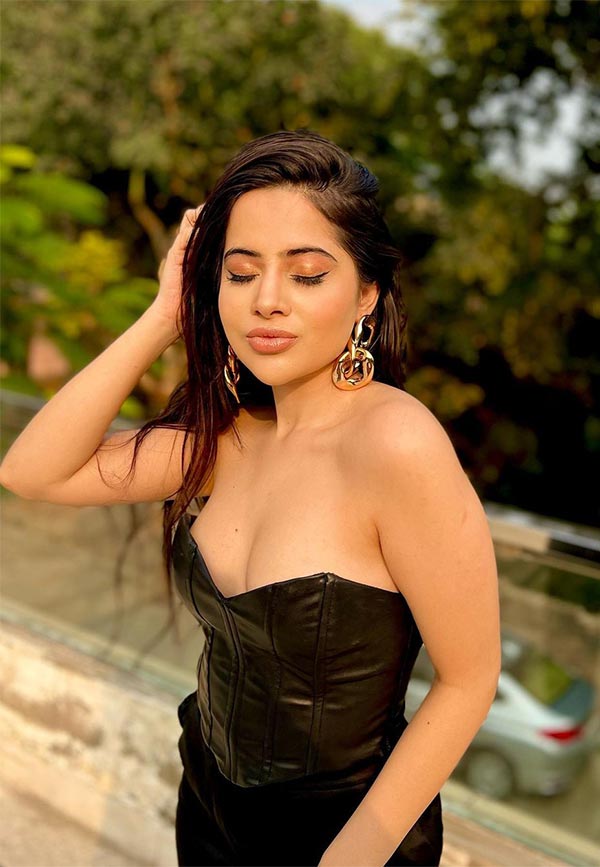 Urfi Javed black off shoulder dress