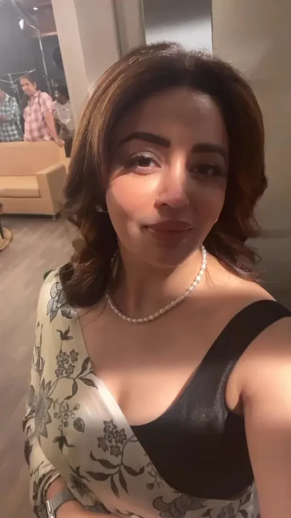 nehha pendse saree selfie nehha pendse saree selfie