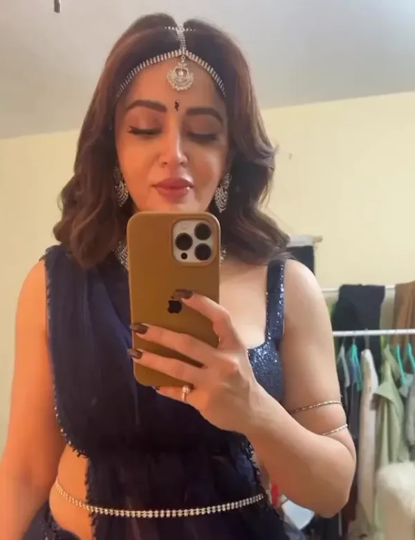 nehha pendse saree selfie nehha pendse saree selfie