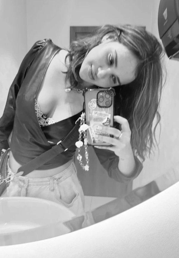aisha sharma mirror selfie