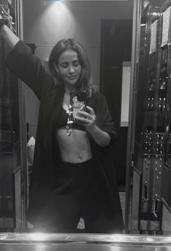 aisha sharma mirror selfie