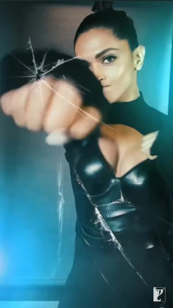 deepika padukone cleavage black latex outfit deepika padukone cleavage black latex outfit