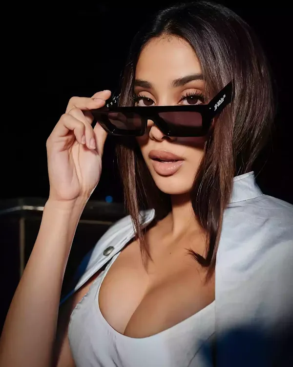 janhvi kapoor cleavage white dress janhvi kapoor cleavage white dress