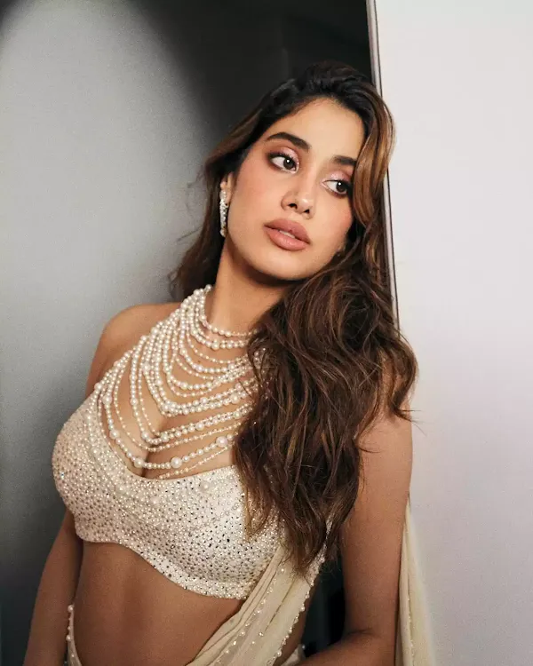 janhvi kapoor cleavage white top janhvi kapoor cleavage white top