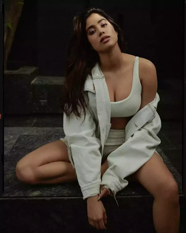 janhvi kapoor cleavage white top janhvi kapoor cleavage white top