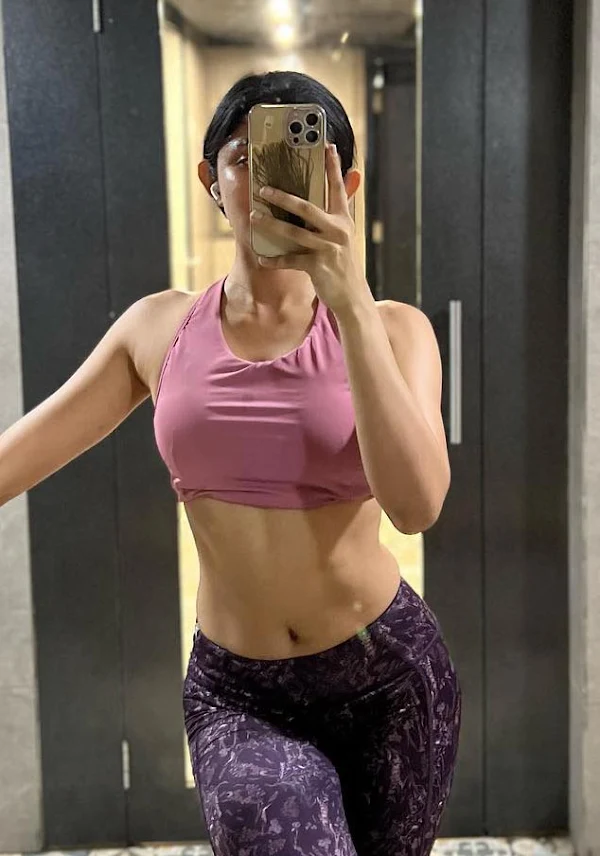 kanika mann navel sefie hot actress