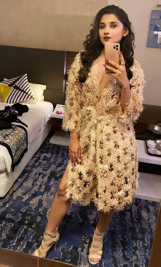 kanika mann sefie hot actress