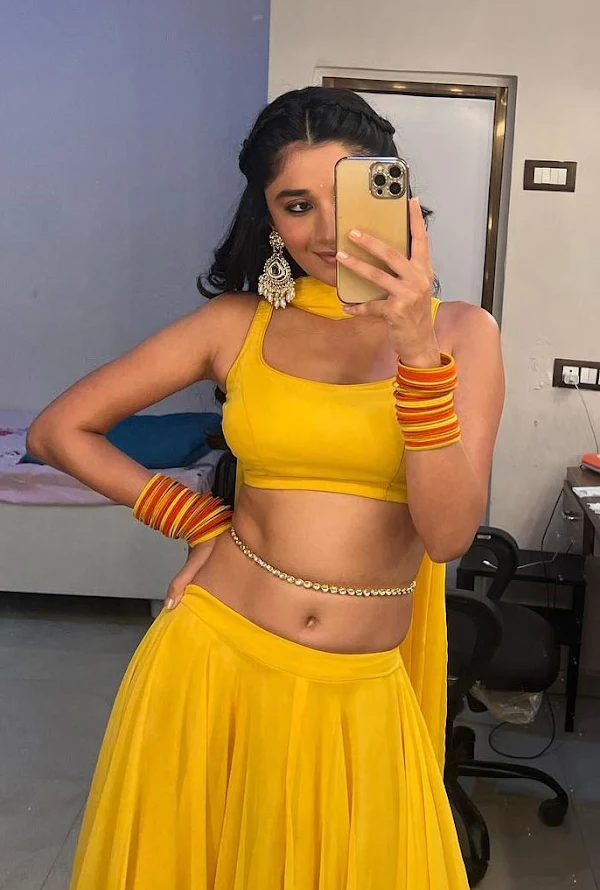 kanika mann sefie yellow lehanga hot actress