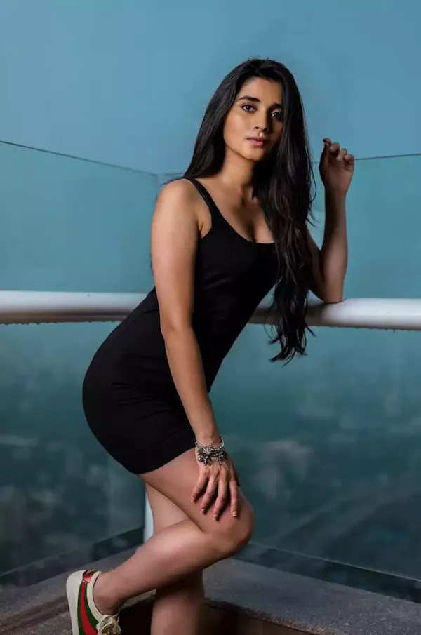 kanika mann short black dress toned figure