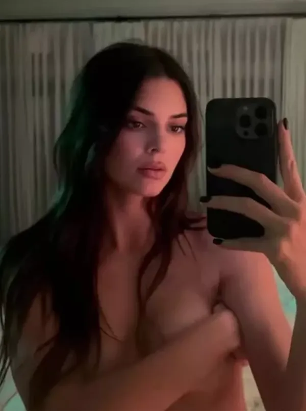kendall jenner topless selfie hollywood celeb kendall jenner topless selfie hollywood celeb
