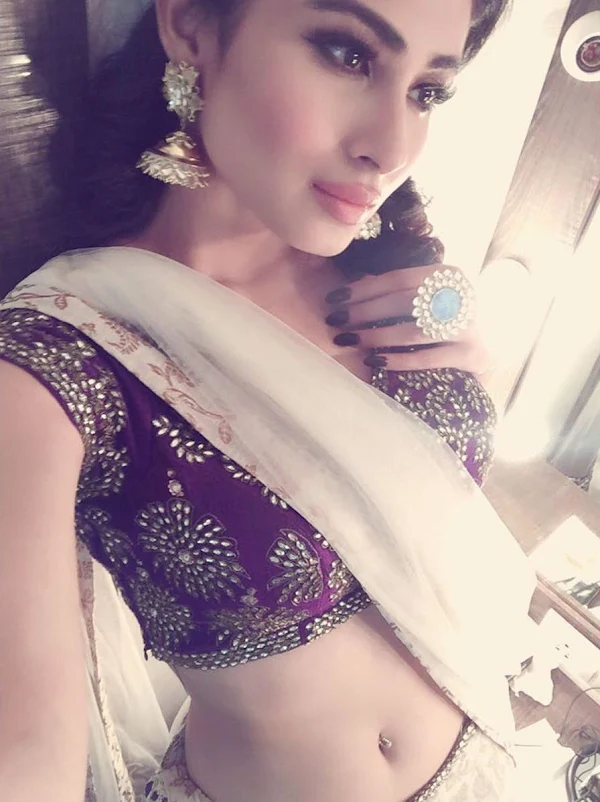mouni roy navel piercing saree tv actress mouni roy navel piercing saree tv actress