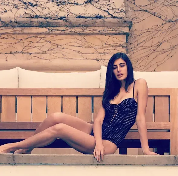 nargis-fakhri-black-swimsuit-sexy-legs-azhar-actress-17 nargis-fakhri-black-swimsuit-sexy-legs-azhar-actress-17