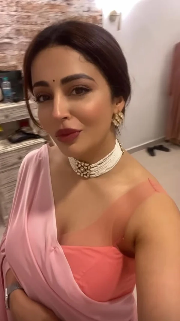 nehha pendse saree selfie nehha pendse saree selfie