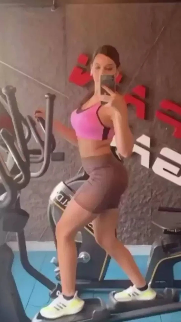 nora fatehi gym selfie booty