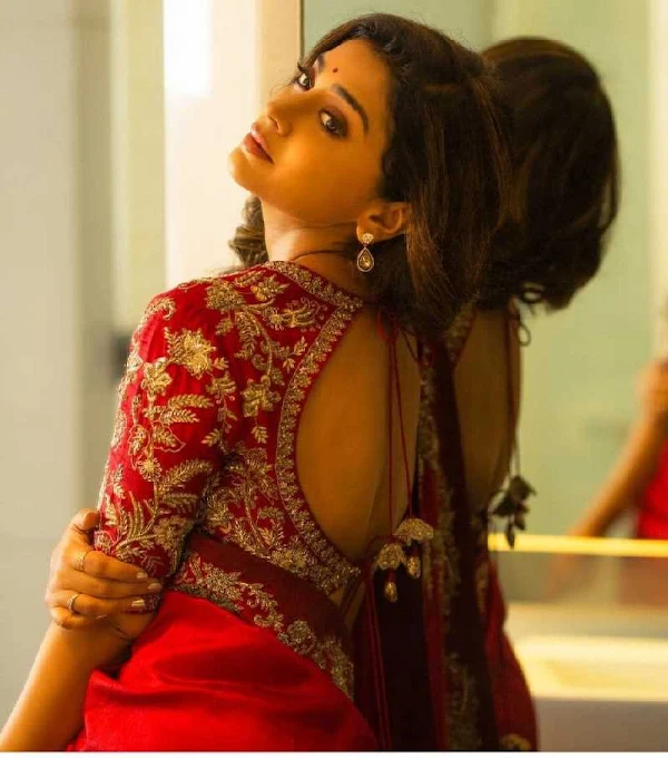 shriya-saran-sexy-back-saree-backless-blouse-indian-actress-7 shriya-saran-sexy-back-saree-backless-blouse-indian-actress-7