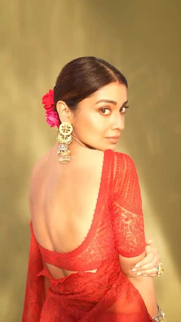 shriya-saran-sexy-back-saree-backless-blouse-indian-actress-9 shriya-saran-sexy-back-saree-backless-blouse-indian-actress-9