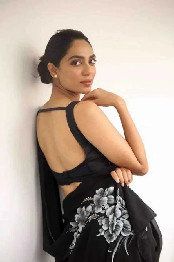 sobhita dhulipala backless black saree bollywood actress