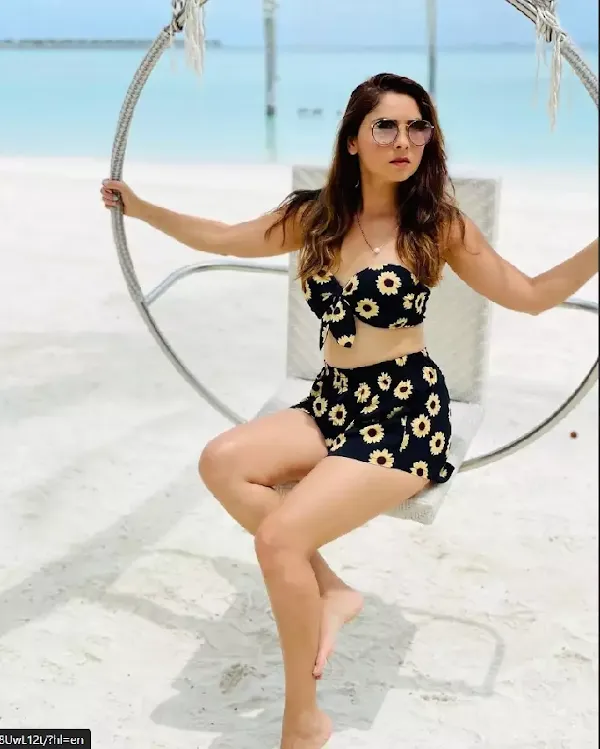 sonalee kulkarni legs beachwear indian actress sonalee kulkarni legs beachwear indian actress