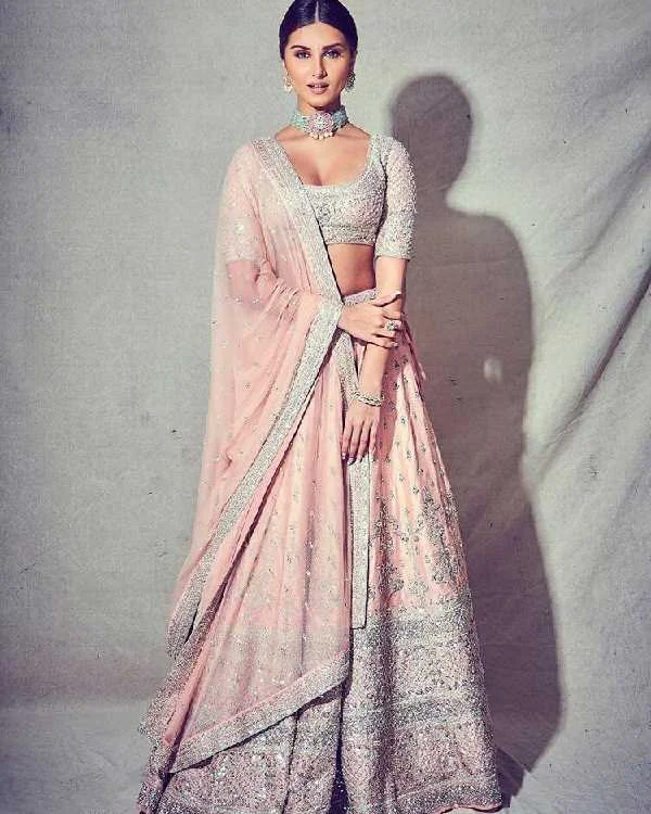 tara sutaria blouse design saree cleavage bollywood tara sutaria blouse design saree cleavage bollywood