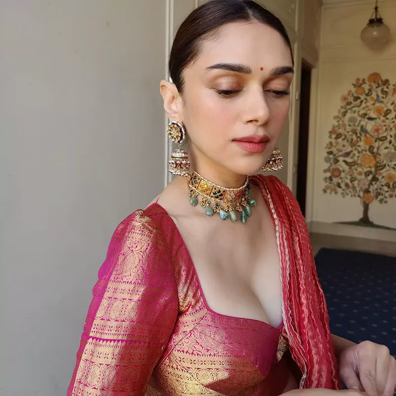 Aditi Rao Hydari saree cleavage bollywood actress Aditi Rao Hydari saree cleavage bollywood actress
