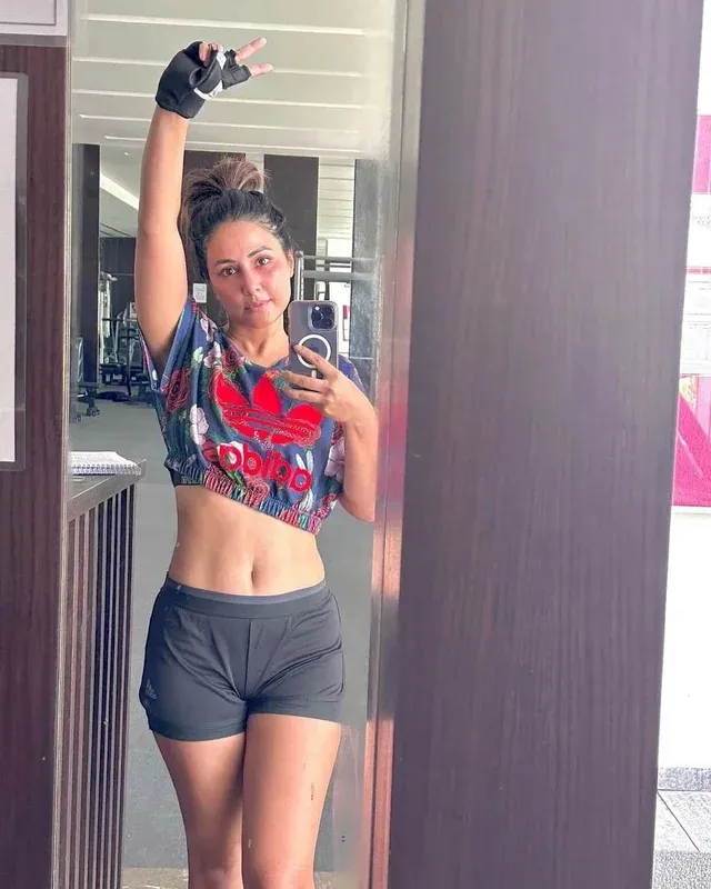Hina Khan navel shorts sexy legs Hina Khan navel shorts sexy legs