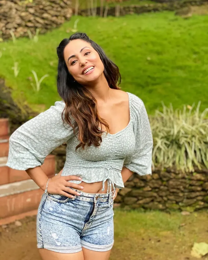 Hina Khan shorts sexy legs Hina Khan shorts sexy legs