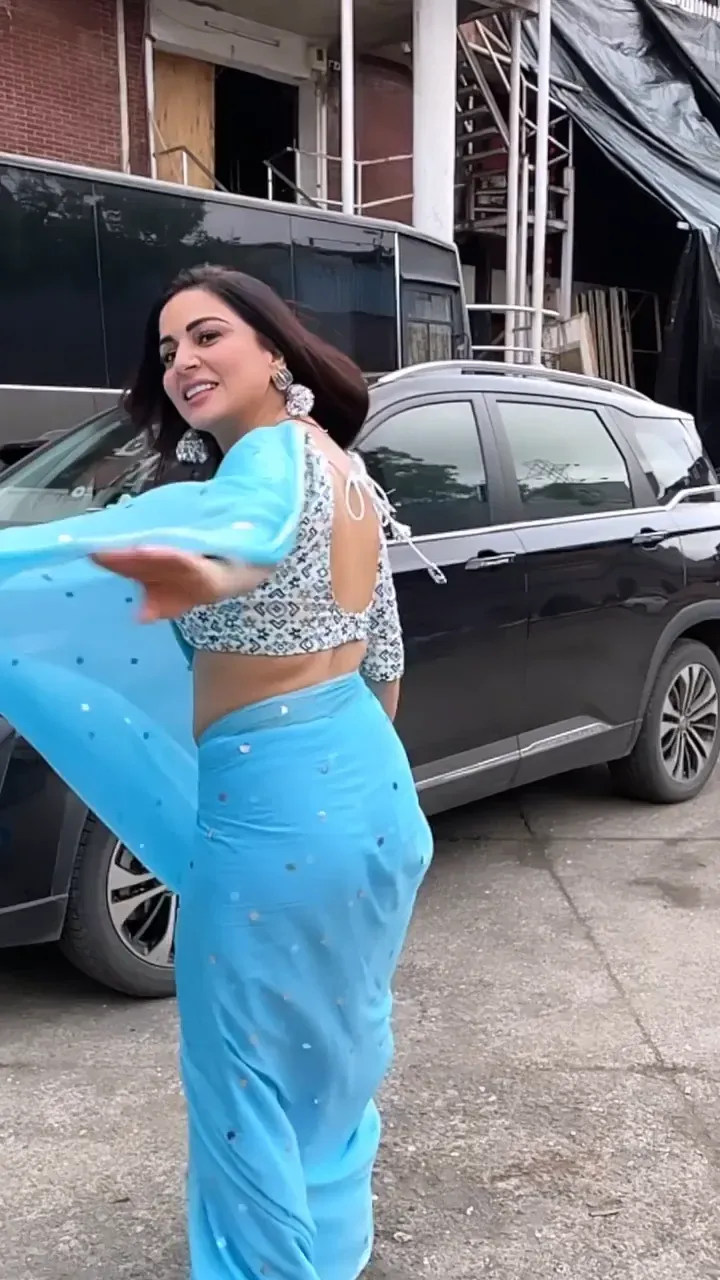 shraddha arya backless saree hot tv actress shraddha arya backless saree hot tv actress