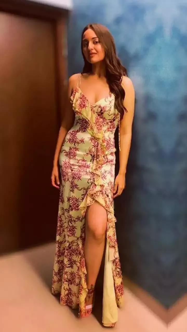 sonakshi sinha sexy legs thigh high slit dress curvy actress sonakshi sinha sexy legs thigh high slit dress curvy actress