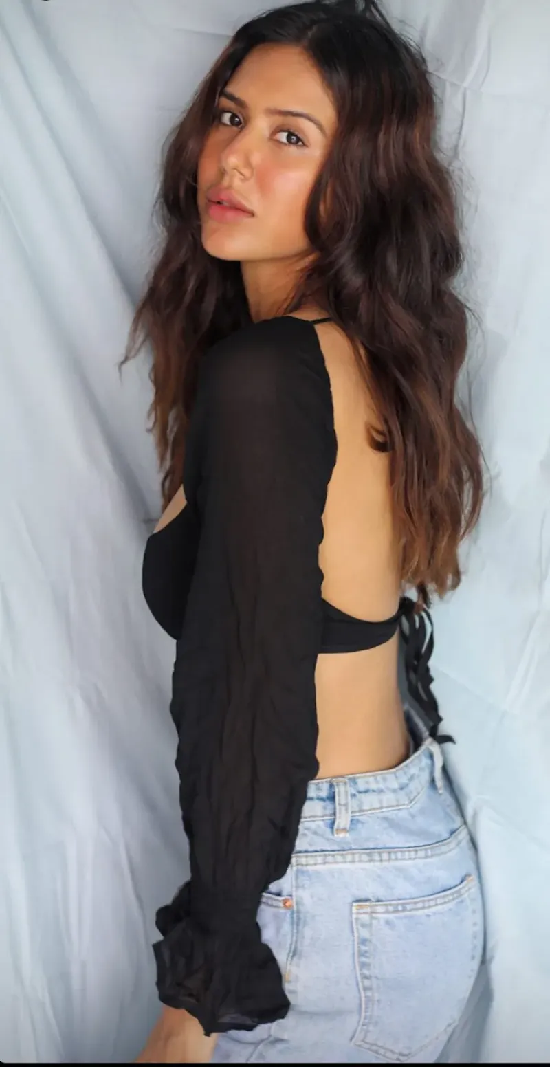 Sonam Bajwa backless hot punjabi actress Sonam Bajwa backless hot punjabi actress