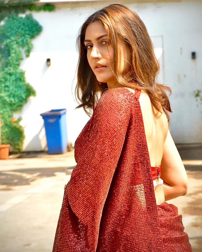 Surbhi Chandna backless saree tv actress