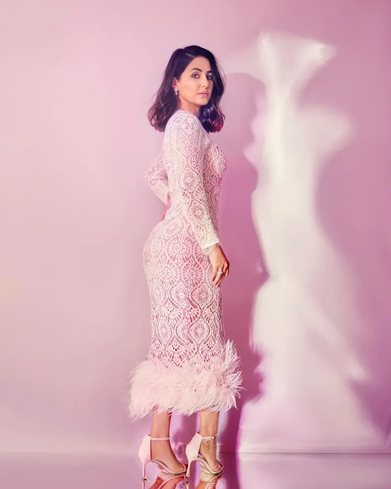 Hina Khan tight dress sexy body