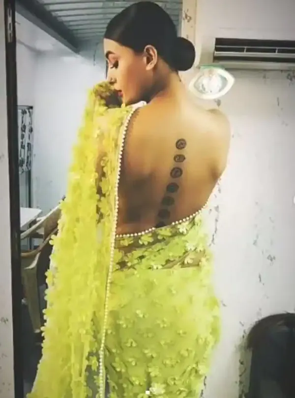 Pavitra Punia Indian actress saree without blouse