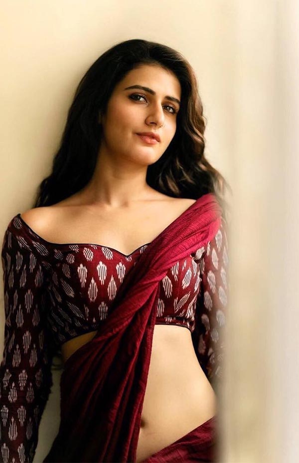 Fatima Sana Shaikh navel saree hot bollywood actress