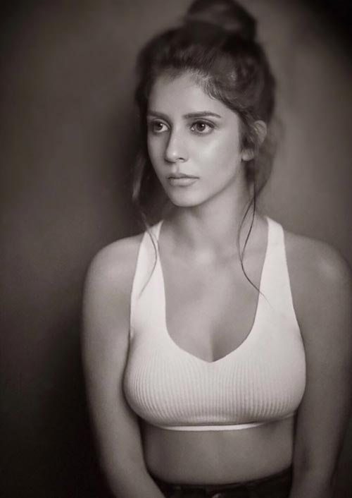 Kaashish Vohra hot photos