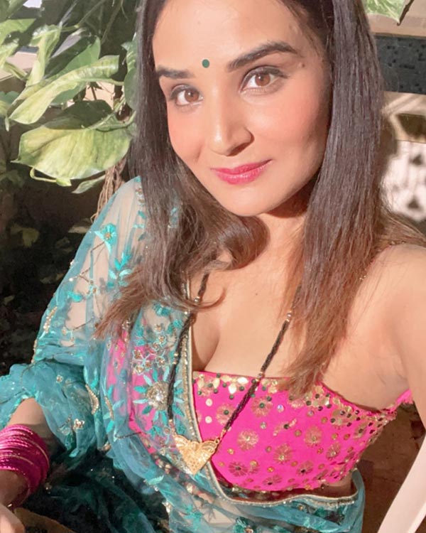 Aadita Jain hot saree curvy indian actress