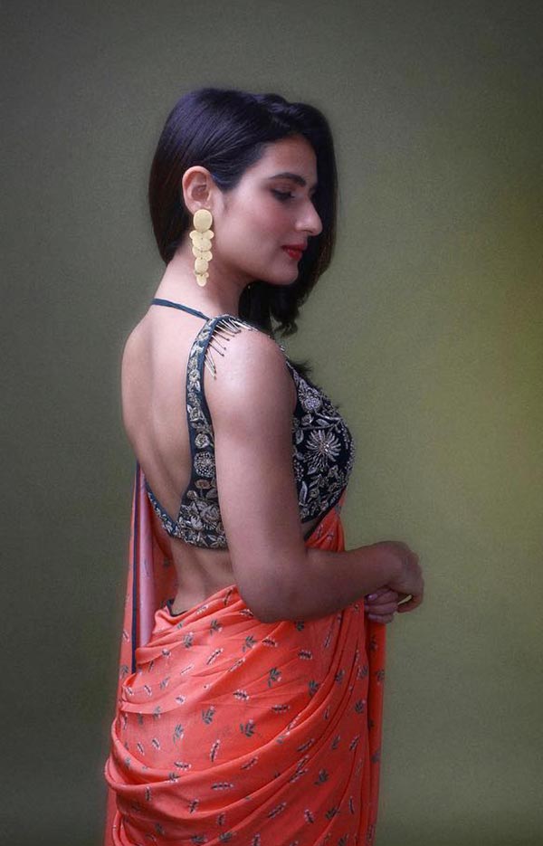Fatima Sana Shaikh backless saree hot bollywood actress